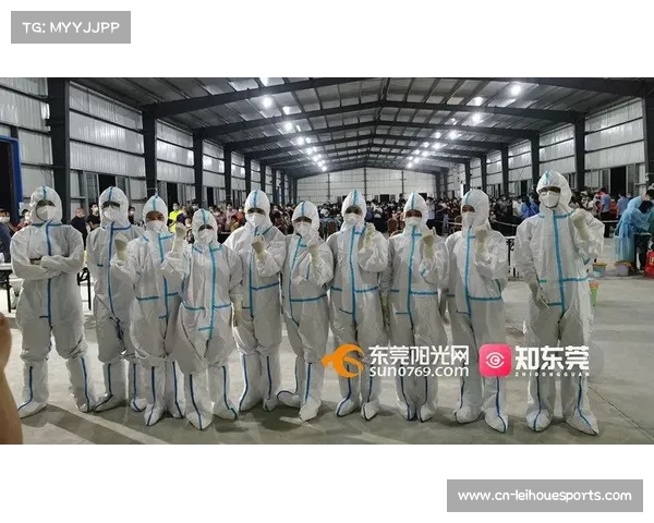 167cm邓达奥在冠军游行中被队友高举绕场展现英雄气概